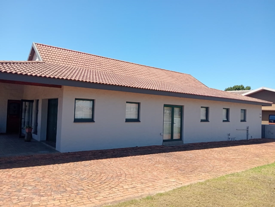 To Let 4 Bedroom Property for Rent in C Place Eastern Cape